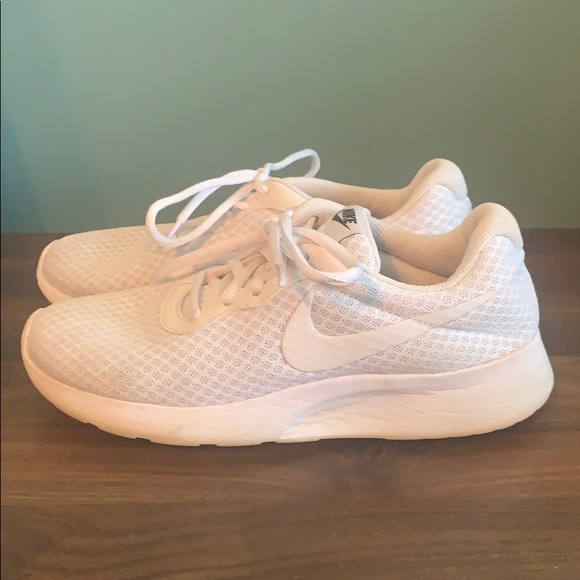 nike tanjun sneakers white